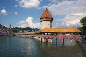 Lucernes_chapel_bridge.jpg